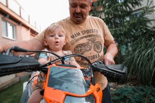 Motorky, auta, traktory 🛵🛻🚜 Po dědovi? Po tátovi? Kdo ví… ale je krásný sledovat ten klučičí zápal 🔥♥️ Děkujeme...