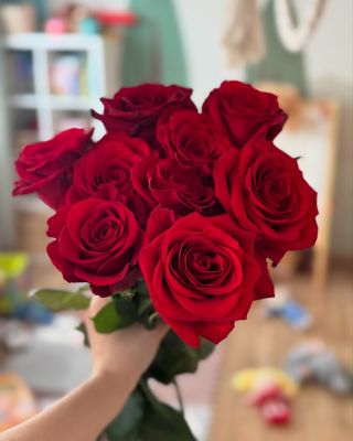 Malé dětské ručičky, které ti nesou růži na Valentýna, to je vzpomínka na celý život. To už není jen květina, ale gesto...